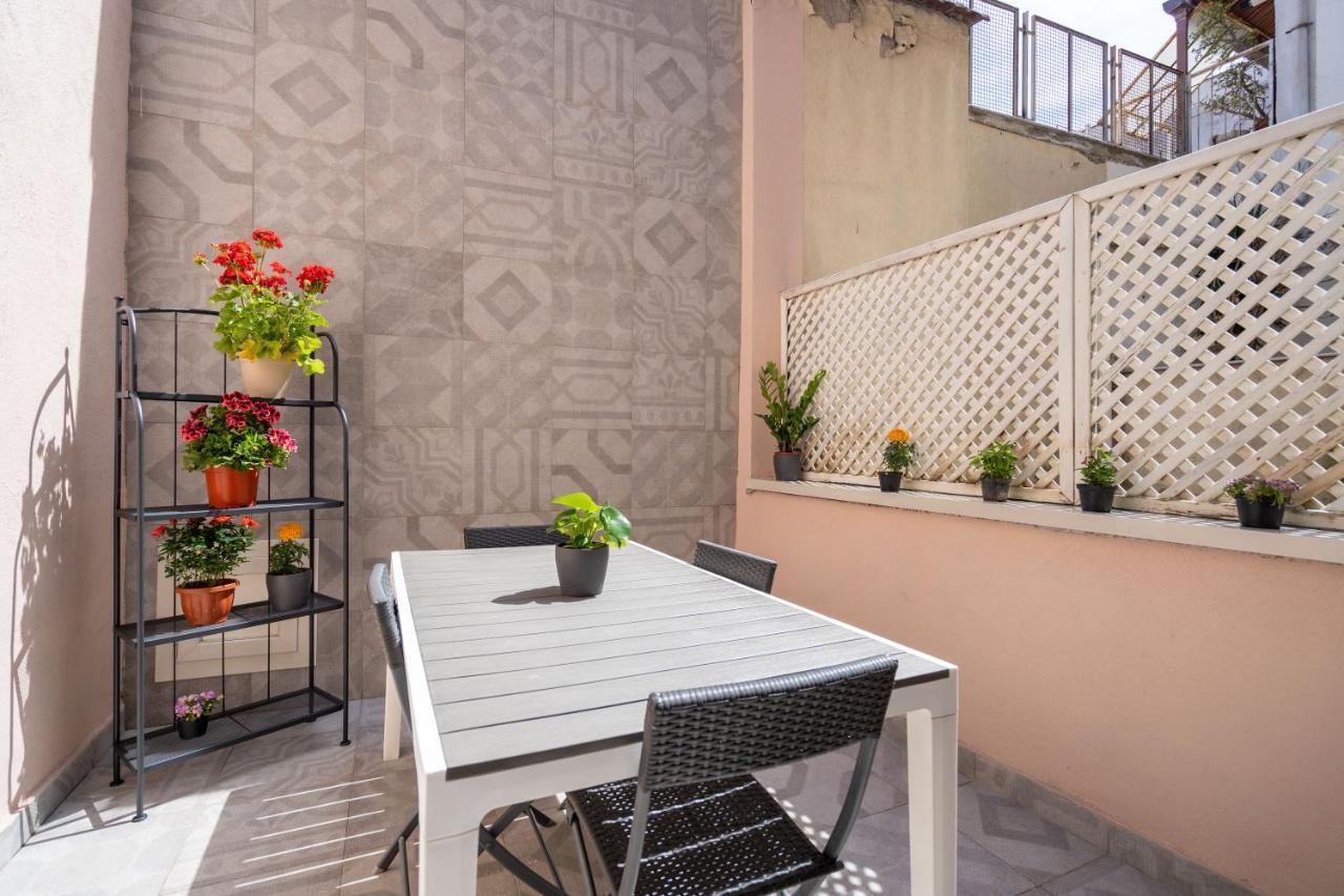 Appartamento Elegante Con Terrazzino Nel Centro Di Napoli Bagian luar foto